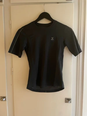 Tränings T-shirt  - Säljer denna från soc. Helt oanvänd då den även är lite för liten för mig💕