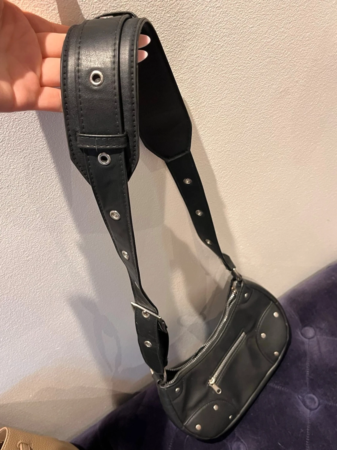 Svart axelremsväska med silverdetaljer - 2