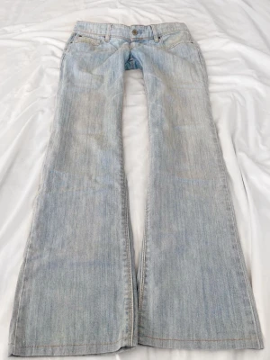 Ljusblå superlågmidjade vintage Levi's jeans - Sååå sjukt snygga superlågmidjade jeans från Levis!! 💓 Midjemått: 39 cm Innebenslängd: 79 cm
