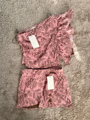 Zara set  - Supersnyggt sett från Zara, helt nytt aldrig använt och har lapparna kvar köptes på rea för 400. Kjolen är stl S och toppen stl M