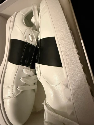 NYA😎 Valentino Open Sneakers Black Svart 43 skor valentinos - inget mer och säga ;) låda påse och skor kommer!! skriv vid frågor eller funderingar!! Fraktar imorgon, Först till kvarn förstås 😎 ~ helt nya 10-10 passar dig mellan 41-43
