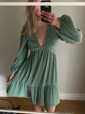 Hm klänning  - Supersöt klänning från HM, storlek Xs men passar S bra också. Jag tycker det är snyggt att vika upp armarna, syns på sista bilden😇inga defekter, skriv för fler frågor💕