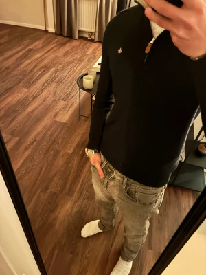 Grå raka jeans Levi’s 511 - Säljer ett par grå tvättade jeans med rak passform och klassisk femficksdesign. Jeansen har en avslappnad look och är tillverkade i denim. Perfekta för dig som gillar en stilren och enkel vibe till vardags.