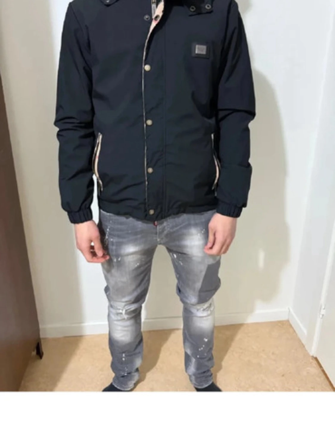 Svart vindjacka med rutiga detaljer - 1