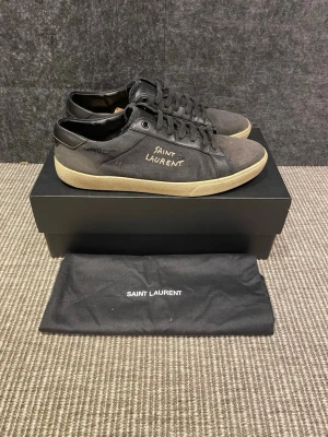 Saint Laurent skor  - Hej! Säljer nu dessa svin snygga ysl skor. Skorna är i fint skick! Liten defekt i hälen Begränsat antal boxar och dustbags. Hör av dig vid frågor.