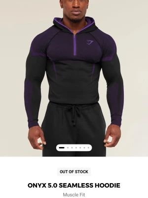 gymshark onyx 5.0 seamless hoodie - Säljer en svart och lila ONYX 5.0 seamless hoodie från Gymshark med muscle fit. Hoodien är helt ny och köptes den 26 mars på droppet.