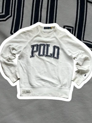 Polo Ralph Lauren Sweatshirt  - Vintage vit sweatshirt från Polo Ralph lauren den är i topp skick och väldigt svår att få tag på. Det som är speciellt med den är att den har 67 laben som är en svår sak att hitta på nuförtiden.                  Storlek S 