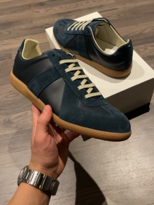 Maison margiela skor - Nya stilrena maison margiela i mörkblå färg. Storlek 43 passar 42! Perfekt nu till sommarn☀️hör av dig för mer bilder/info⁉️BVSA.