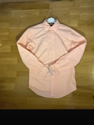 Rosa Ralph Lauren skjorta  - En rosa skjorta från Ralph Lauren i jätte fint skick knappast använd, storlek S och de är slim fit 