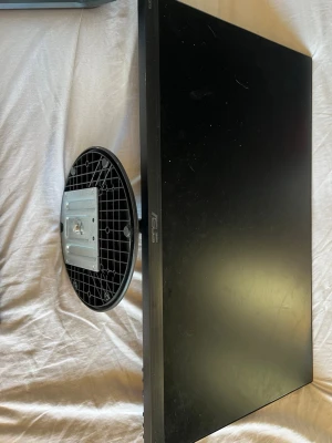 ASUS skärm och vit tangentbord och mus - Säljer en ASUS datorskärm med svart ram och rund fot samt ett kompakt vitt tangentbord med rosa tangenter för Caps Lock och Enter. Perfekt för gaming eller studier, stilren design och passar till de flesta datorer. Musen kommer också med.