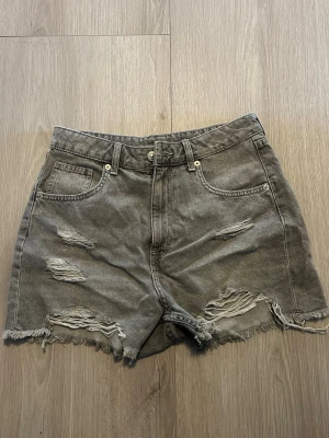 Ripped shorts  - Superfina gråa shorts som är använda några gånger men i fint skick! Tyvärr för stora nu 🩶 
