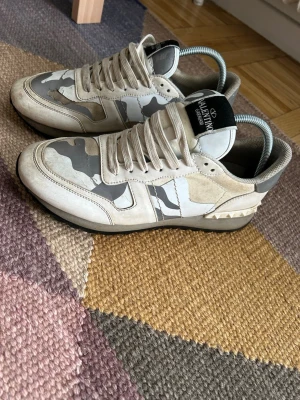 Valentino rockrunners - Tja, säljer ett par riktigt snygga rockrunners i en vit/beige färg. Skorna är använda men har mkt kvar. Storlek 42. Hör av dig vid fler frågor eller om du önskar fler bilder. //Tom🐑