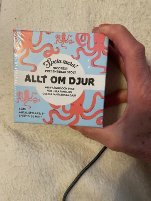Allt om djur frågespel Nicotext - Roligt frågespel i box med 400 frågor och svar om 200 olika djur. Lådan är ljusblå med rosa bläckfiskar och svart text. Perfekt för familjen eller kompisgänget som gillar djur och quiz. Passar för 2 eller fler spelare och tar ca 20 minuter.