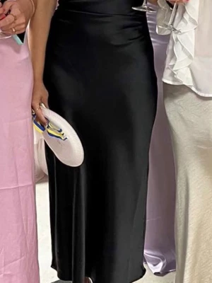 Svart långklänning i satin från Zara - Säljer min fina svarta satinklänning från Zara✨  Superfin klänning med elegant fall och glansigt satinliknande material. Perfekt till student, middag, fest eller sommarkvällar. Använd en gång – mycket fint skick.💗