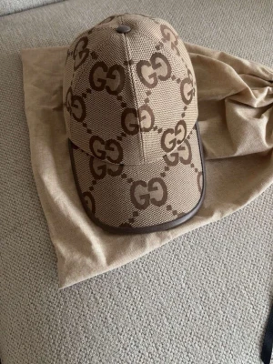Beige GG keps från Gucci - Säljer en keps i mycket fint skick. Köpt för ungefär 1,5 år sedan men är inte använd så mycket. Den har mest legat hemma och därför är den fortfarande i väldigt bra skick.  Säljer den eftersom jag inte använder den längre.  Pris kan diskuteras vid seriöst intresse. Skicka gärna ett meddelande om du har frågor!