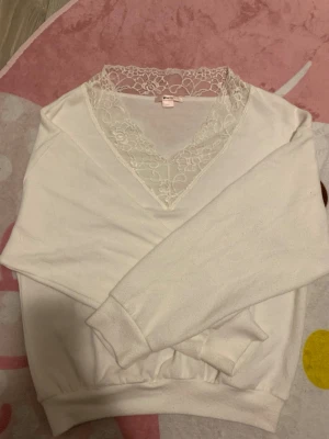 Vit stickad tröja med spets Gina Tricot - Supersöt vit stickad tröja från Gina Tricot med v-ringning och spetsdetalj 💕💕💕