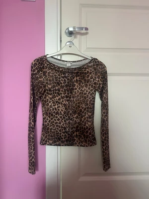 Leopard topp - Söt leopard- mönstrat topp från monki💗 Säljs för den inte används så mycket längre🐆 