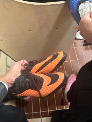 Nike hypervenom  - Säljer mina hypervenom som är köpta från unisport. Lite slipade dobbar där av priset annars bra skick. Box och kvitto medföljer 