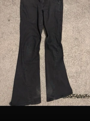 Svarta bootcut jeans med fickor - Storlek W27 alltså 37 S/M