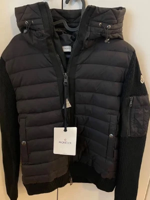 Moncler Padded Whool Hoodie - Moncler Padded Whool Hoodie i färgen svart. Använd 2-3 gånger Storlek L men passar M. Först till kvarn. 