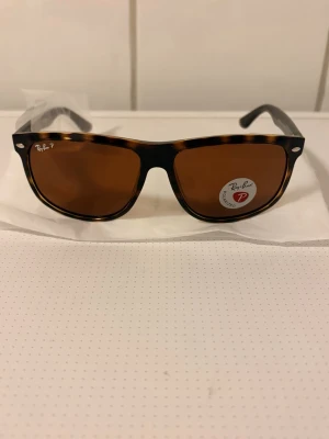 Rayban ”Boyfriend” polarized - Löningserbjudande: Helt nya Ray-Ban “Boyfriend” Polarized. De är oöppnade med alla etiketter kvar och  allt som syns på bild ingår. Säljs för endast 549 kr. Erbjudandet gäller till fredag 23:59.