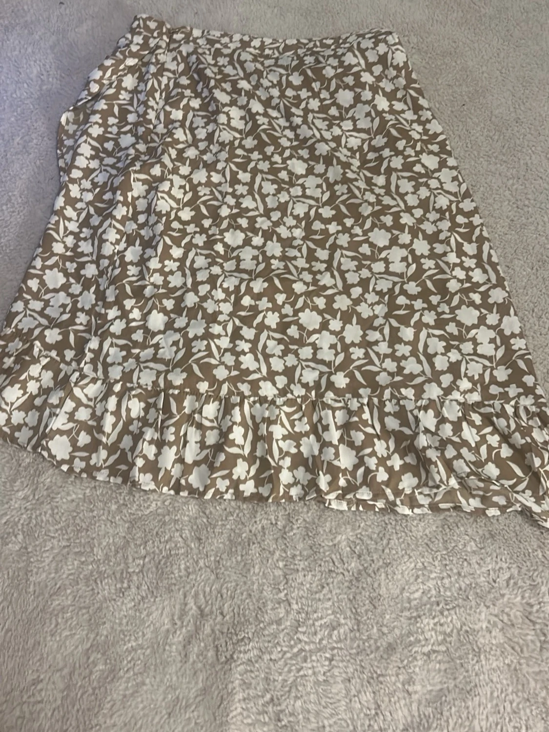 Beige blommig omlottkjol med volang - 1