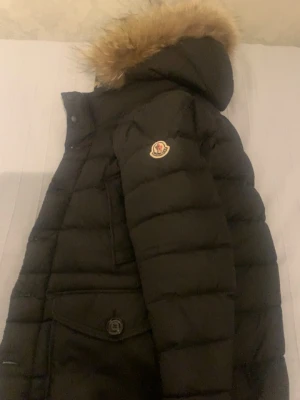 MONCLER CLUNY - Hej! Säljer min Moncler Cluny som går för 24000kr i butik. Säljer den för 2500kr. Ett dunder pris! Storlek XS och självklart äkta! Passa på Mvh Elias Telefon 070-768 36 05
