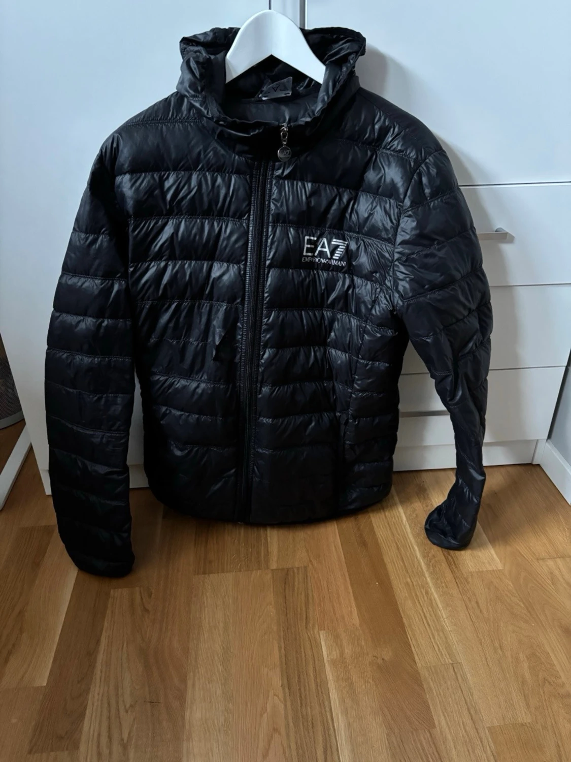 Svart dunjacka från Emporio Armani EA7