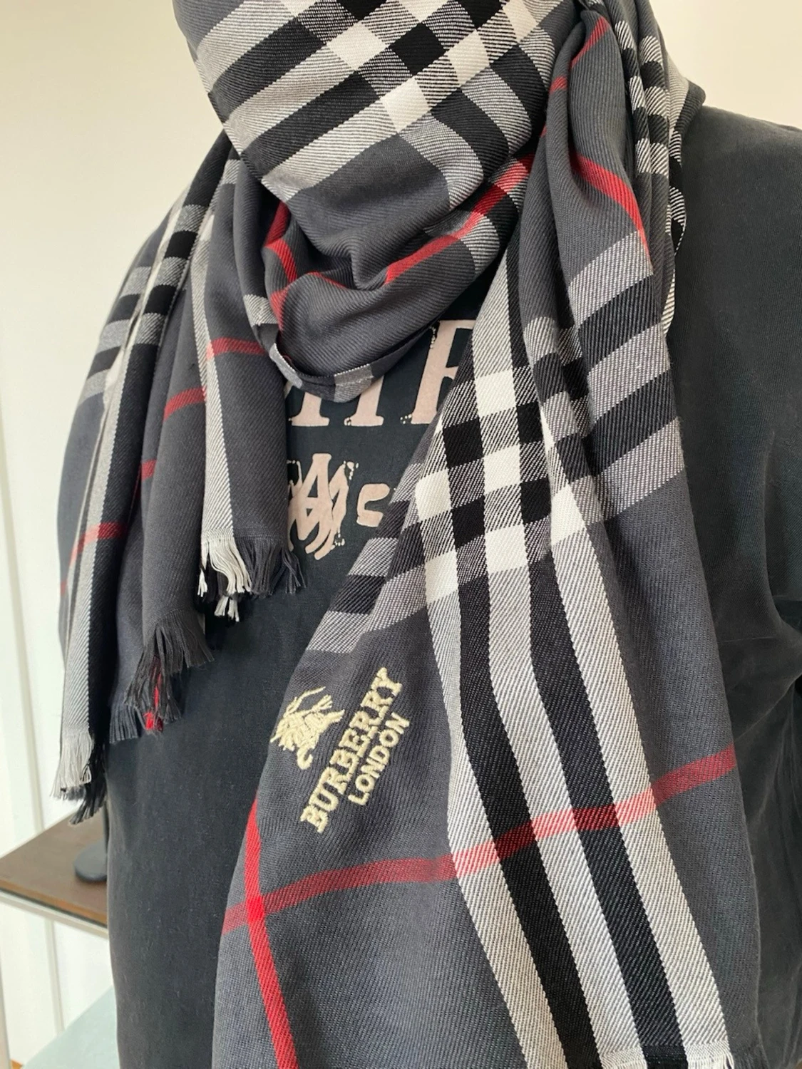 Grå rutig halsduk från Burberryy - 1