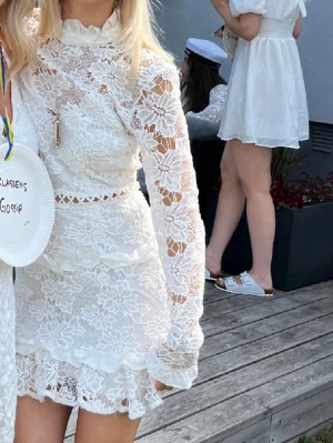 Studentklänning - Säljer nu denna studentklänning från boohoo🩷, den är utan defekter i toppenskick🌼🌸 ( bilderna i annonsen är lånade). Hör av dig om du har någon fråga eller vill ha fler bilder 🩷strl 38 men sitter som 36🌸🌼pris kan diskuteras vid snabb affär