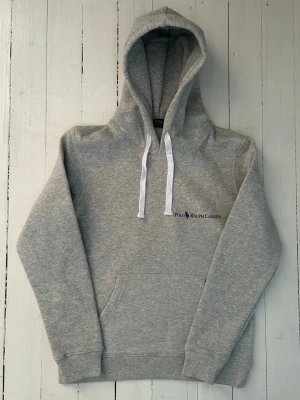 Ralph Lauren hoodie herr, storlek S  - Hej! Säljer denna riktigt schyssta hoodie från Ralph Lauren. Den är i storlek M men sitter en storlek litet och passar därför som en S. Den är endast använd någon enstaka gång och är därmed i ett nyskick. Original lappar och påse finns kvar och medföljer naturligtvis vid köp. Jag fraktar alltid snabbt! Mvh