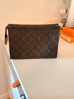 Kuvert väska  - Skadad dragkedja men syns knappt. 