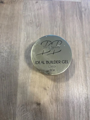 Ideal Builder Gel Clear 30 ml - Använd en gång, Transparent builder gel från Bano Beauty Sweden, perfekt för att skapa starka och snygga naglar. Gelen kommer i en rund burk med silverfärgat lock och innehåller 30 ml. Passar dig som vill bygga eller förstärka naglar med ett naturligt resultat.