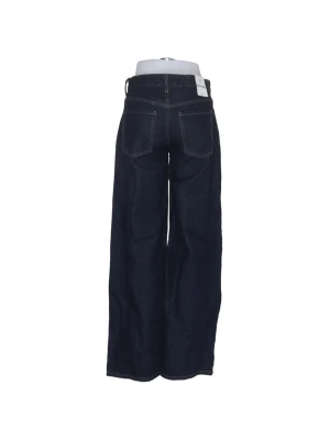 Mörkblå wide leg jeans - Säljer ett par stilrena mörkblå jeans med breda ben och kontrastsömmar. Byxorna är helt oanvända med lappar kvar på byxorna. Säljer då de var för små runt höfterna för mig. 