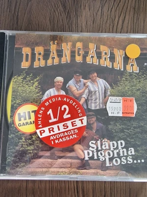Drängarna Släpp pigorna loss CD-album - Drängarna Släpp pigorna loss CD-album. Musik-CD med albumet "Släpp pigorna loss" av Drängarna. Baksidan listar låtar som bland annat "Pigor och drängar", "Jag är en karl", "Högt i taket" och flera andra spår. Standard plastfodral med tryckt omslag fram och bak samt tryckt skiva.