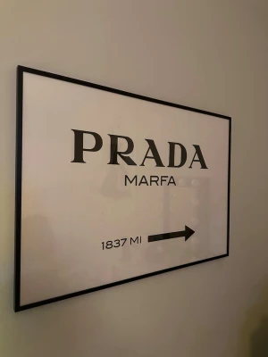 Poster - Säljer denna prada poster, den är 70x100cm🤍Ramen ingår ej