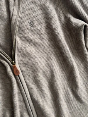Beige ziptröja från Pelle P - Säljer en fin Redford-tröja med dragkedja i brunt/beige. Väldigt bekväm och fin för både vardags- och festkläder.  Lite använd och i gott skick. Säljer eftersom den är lite för stor för mig.  Kan skickas eller hämtas.  Pris: 500 kr (förhandlingsbart)  💰 Nypris gissar jag var runt 1200–1500 kr.