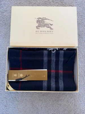 Burberry halsduk - Säljer nu dena äkta burberry halsduk, allt orgial finns. Köpt i butik o använd ungefär 4 gånger säljer då det inte är så kallt längre, pris går att diskutera och skriv vid minsta undring🙌🍾🍾 självklart äkta