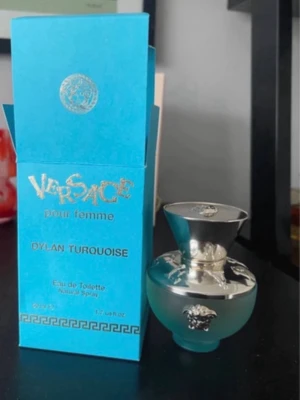 Versace Dylan Turquoise Pour Femme parfym - Säljer min oanvända Versace parfym. 50 ml.
