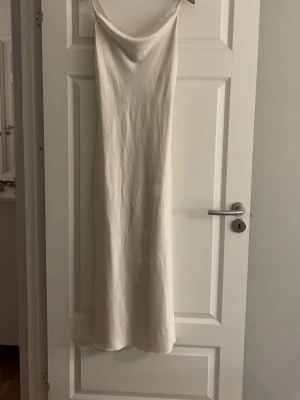 Lång vit slipklänning med smala band - Elegant klänning. Har du fler frågor, kom privat 🌸