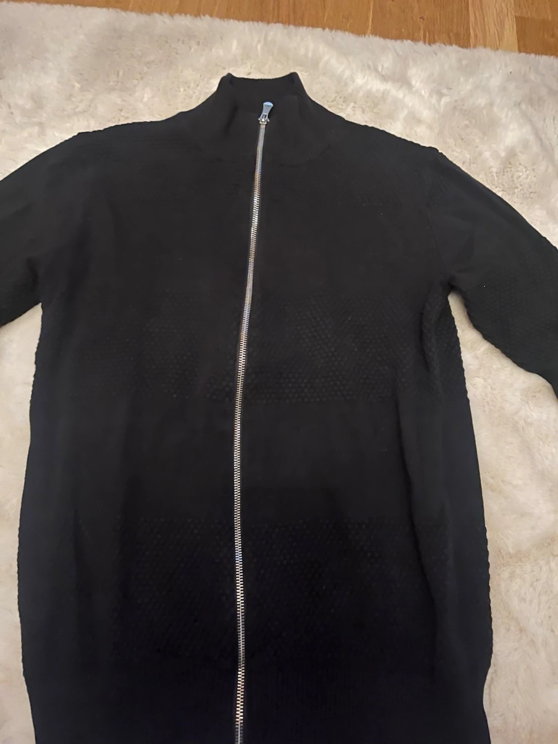 Svart stickad ziptröja med hög krage