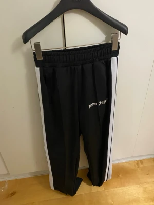 Palm Angels svarta mjukisbyxor - Storlek S passar även M | Färg svart | Skick 9/10 | Skriv om du har några funderingar 💪🏼🤝