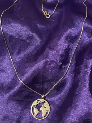 Guldfynd Atlas halsband äkta silver & pläterad - Guldfynd Atlas halsband äkta silver & pläterad- Otroligt bra skick 😍  Ser ut som äkta guld. Längd 50+5   Nypris:898kr