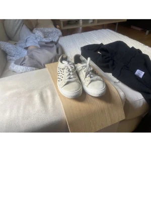 Valentino skor - Säljer Valentio skor, Skorna har klassisk låg modell med snörning och rund tå. Perfekta för dig som vill ha en edgy touch på din outfit.