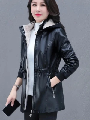 Svart skinnjacka med huva - Cool svart skinnjacka med dragkedja, huva och ljus beige foder. Jackan har två fickor med dragkedja och justerbar midja med snörning. Perfekt för dig som vill ha en snygg och praktisk jacka med lite längre modell.