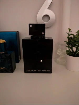 Club de Nuit Intense Man parfym - Säljer denna parfym, kedjan har lossnat på den och den kedjan satt fast vid är tejpad med dubbel häftad tejp, men de är ju lukten som räknas☺️ vet ej hur mycket det är kvar