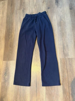 🌸 Mjukisbyxor från Gina Tricot – Strl XS – Bra skick 💓 - Säljer ett par sköna och stilrena mjukisbyxor från Gina Tricot i storlek XS. Perfekta för både hemmamys och vardag ✨ 🖤 Färg: Mörkblå 🖤 Passform: Rak modell med resår och dragsko i midjan 🖤 Storlek: XS 🖤 Skick: Bra skick Observera att: • Det finns en fläck på byxorna (se bild) • Det finns mindre hål vid innerlåret Priset är anpassat efter skicket 💕 Säljes då de inte längre används. Hör gärna av dig vid frågor eller om du vill ha fler bilder 🌸💌 