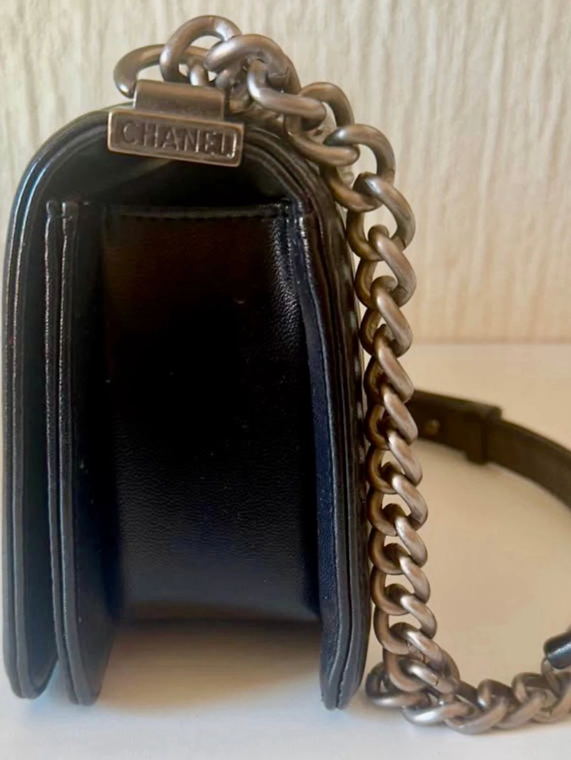 Svart fake Chanel Boy Bag i läder/ Quilted Medium Le Boy - 4