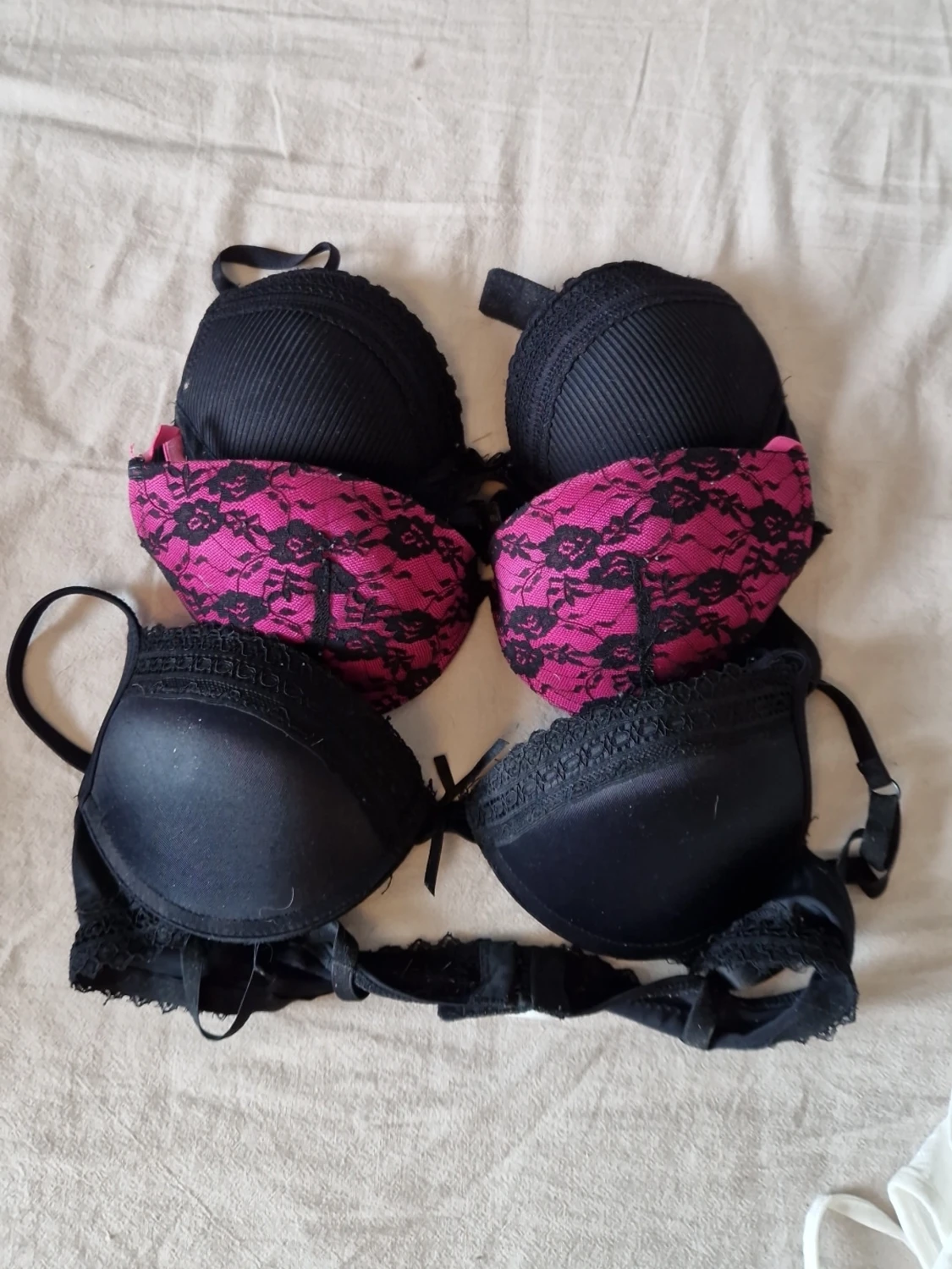 Tre bhar i spets, svart och rosa