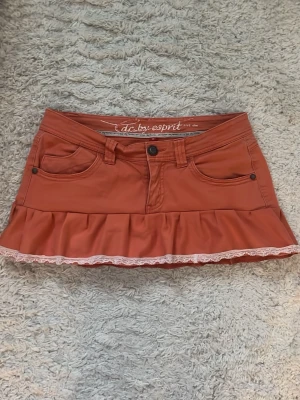 Korall/orange volangkjol från Esprit - Sydd av mig!! 💗💗Supersöt kortkjol i korall/orange från Esprit med volangkant och spetsdetalj längst ner. Kjolen har fickor fram och bak och dekorativa sömmar. Perfekt för dig som vill ha ett unikt klädesplagg.